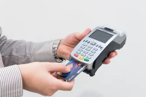 ▲若電子簽帳端末機，突然顯示「沒收卡（Pick Up Card）」的作業訊息，代表應立即沒收該卡片，並請店家通知發卡機構或信用卡處理中心。（圖／取自pixabay）