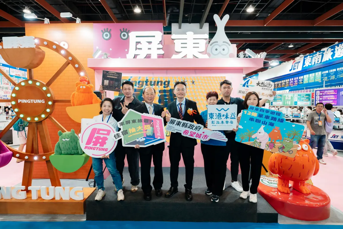 ▲台北夏季旅展登場，屏東縣府交通旅遊處張瑞裕副處長與屏東在地業者合影。（圖／縣府提供）