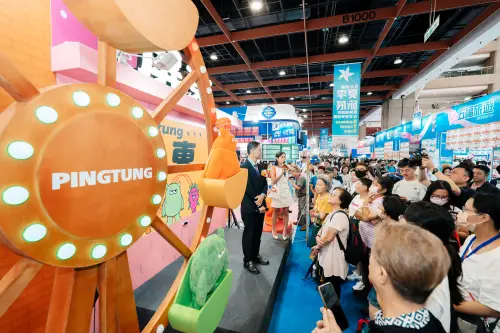 ▲台北夏季旅展屏東館舞台人潮湧現，民眾搶著問答拿好禮.（圖／縣府提供） (1740.74 kb)