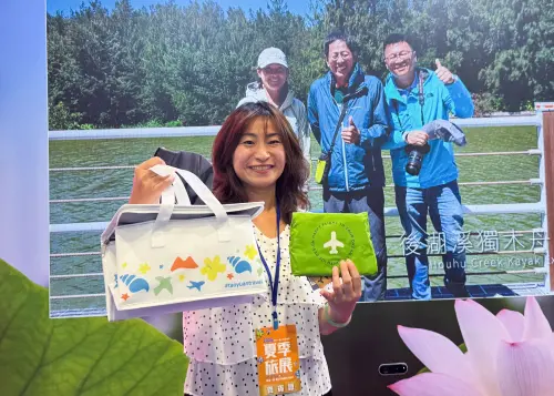 ▲桃園觀旅局局長展示本次展會滿額禮.凡於現場攤位消費，就送洗護旅行組；（圖／主辦單位提供）