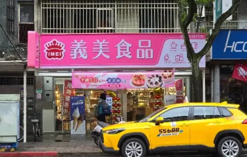 ▲義美這次又完美躲過中聯油脂致癌油，引起網友熱烈討論，不少人認為能躲過許多台灣大型食安風波真的不簡單。（圖/Google評論）