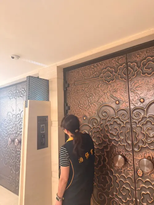 ▲台北市消保官7月17日下午會同台北市商業處，前往合宜家居股份有限公司登記地址辦理聯合稽查，現場大門深鎖、無人應答。（圖／台北市政府法務局提供）
