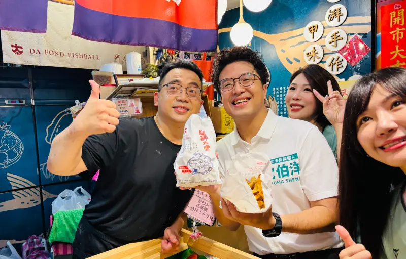    ▲沈伯洋到三水街市場掃街，老闆送牛蒡，代表吃了一定棒。（圖／記者陳韻年攝，2026.07.18）  