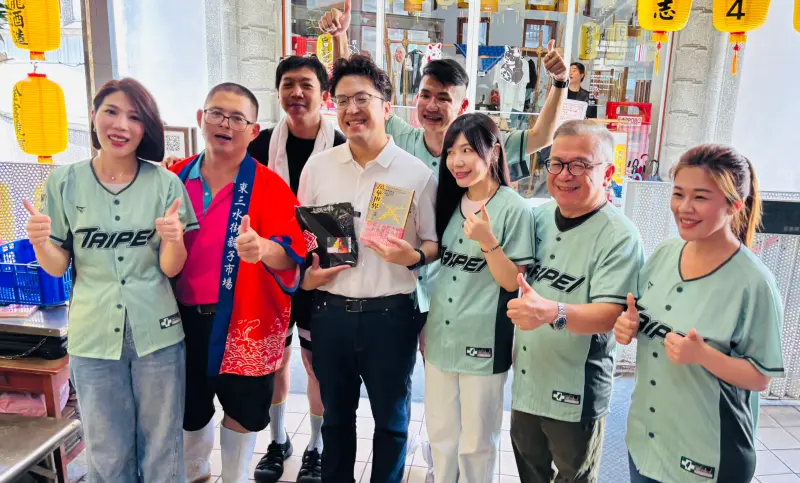    ▲沈伯洋赴三水街市場掃街。（圖／記者陳韻年攝，2026.07.18）  