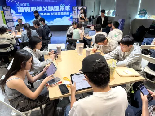 ▲ 學員於「職涯LEVEL UP爭霸戰」分組實作，運用AI簡報工具整合自我探索、企業參訪與工具應用心得，在角色分工中培養協作及問題解決能力。（圖／高市青年局提供）