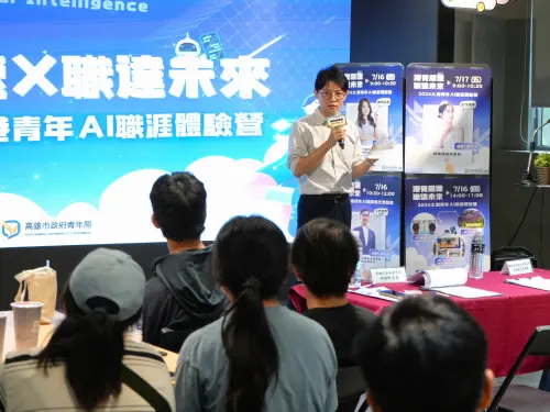 ▲青年局長林楷在經驗傳承時表示，無論科技如何演進，「人」依舊是掌握決策的靈魂；在下達精準指令與最後的資訊查核上，絕不能忽視人類獨立思考與把關的關鍵角色。（圖／高市青年局提供）