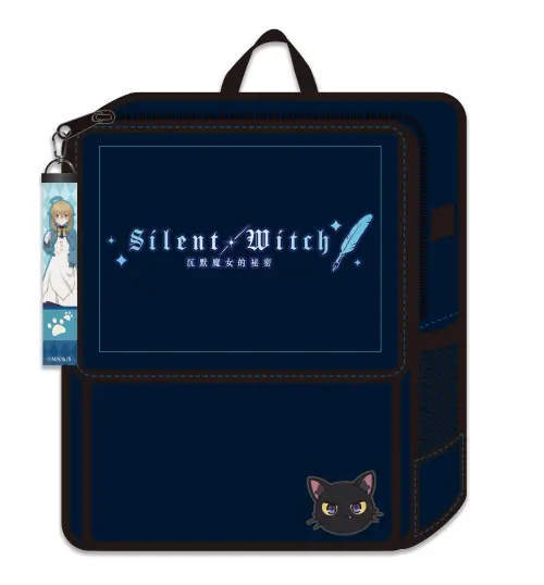 ▲《Silent Witch 沉默魔女的祕密》後背包，以深藍色系搭配作品標誌與黑貓圖案。（圖／曼迪傳播提供）