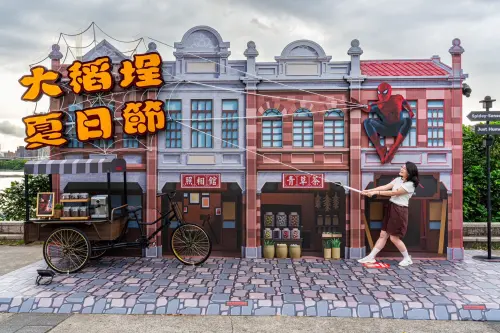 ▲因應大稻埕夏日節，大稻埕周邊有許多蜘蛛人巨型裝置。（圖／北市觀傳局提供）