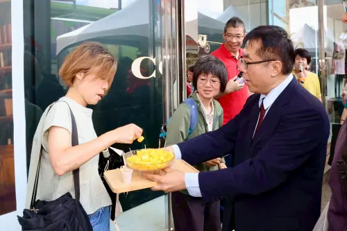 ▲台南市長黃偉哲前往桃園遠百，親自向民眾推銷台南頂級美味芒果。（圖／南市府提供）