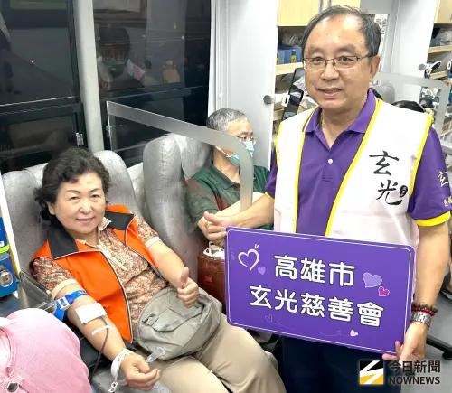 ▲高雄市玄光慈善會舉辦公益捐血活動，該慈善會理事長高桓懋(站立者)到場為捐血民眾加油打氣。(圖／記者黃守作攝，2026.07.18)