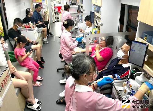 ▲高雄市玄光慈善會舉辦公益捐血活動，吸引高雄市玄光慈善會會員及眷屬，以及三民區鄉親踴躍到場挽袖參與捐血活動，以實際行動關懷社會、守護生命。(圖／記者黃守作攝，2026.07.18)