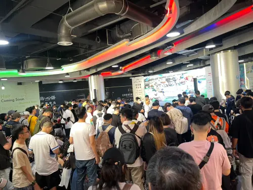 ▲2026年中華職棒明星對抗賽首日，球迷擠爆B2主舞台，希望能一睹6隊代表啦啦隊女孩倩影。（圖／記者林子翔攝 ,2026.07.18）