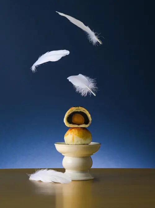 ▲19號奶油今年度推出的「飛羽蛋黃酥」，號稱外皮輕盈如飛羽。（圖／19號奶油提供）