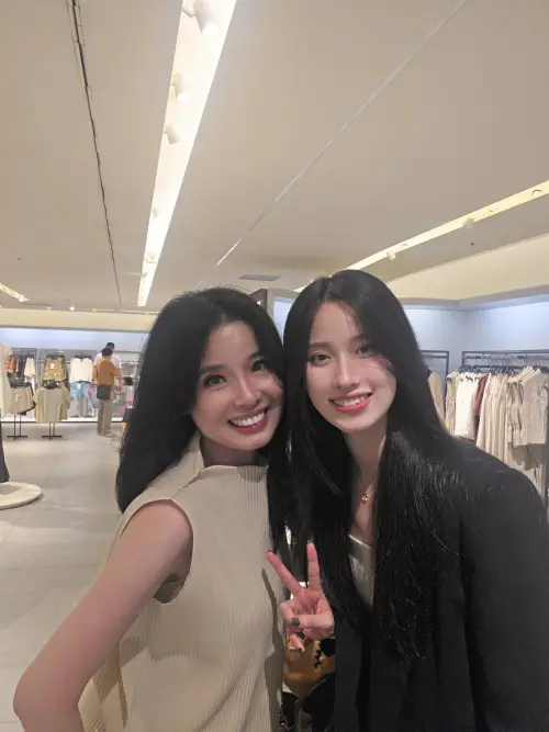 ▲Mareen（右）依偎著呂文婉，母女關係看得出來相當緊密。（圖／翻攝自呂文婉get in TOUCH臉書）