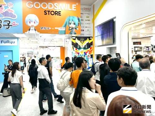 ▲高雄捷運公司舉辦高雄車站商場南北站全面啟動儀式，吸引民眾踴躍前往參觀選購。(圖／記者黃守作攝，2026.07.18)