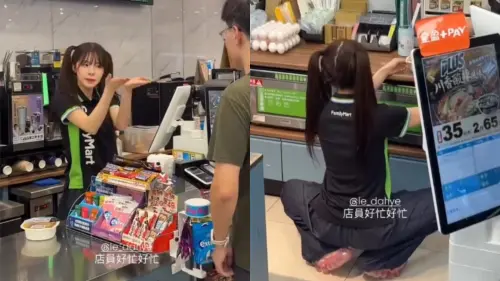 ▲李多慧蹲下時相當豪邁地張開雙腿，撕開即時品外包裝，準備幫客人微波加熱。（圖／翻攝自李多慧IG@82dahyeda）