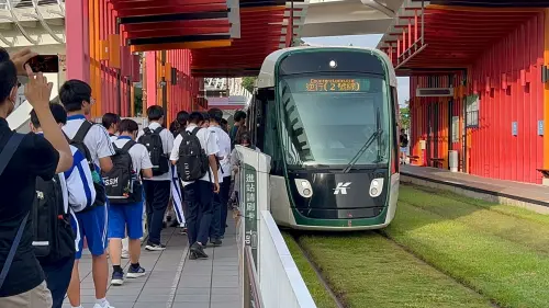 ▲高雄輕軌已逐步建立穩定的固定客源。其中學生通學旅次達147萬人次。（圖／高市府捷運局提供）