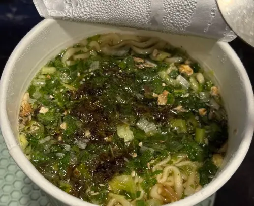 ▲味味麵「青蔥自由肉燥湯麵」結合肉燥香與爆量青蔥，在去年推出後一炮而紅，引發全台瘋搶而缺貨消失。（圖／泡麵公社 泡麵俱樂部）