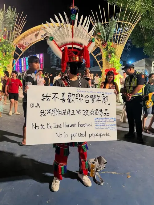 男舉「不做花蓮王宣傳品」標語竟被警帶回　沈伯洋籲：盡快說明
