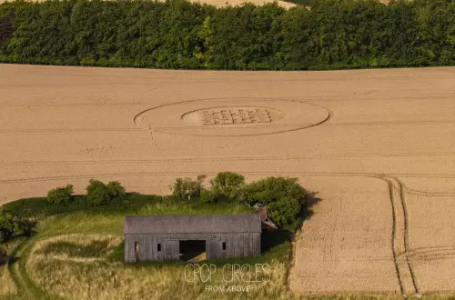 ▲英國牛津郡（Oxfordshire）新石器時代古墓韋蘭鐵匠鋪（Wayland Smithy）附近的奧德斯通穀倉（Odstone Barn）出現一個全新麥田圈。（圖／Crop Circles From Above臉書）