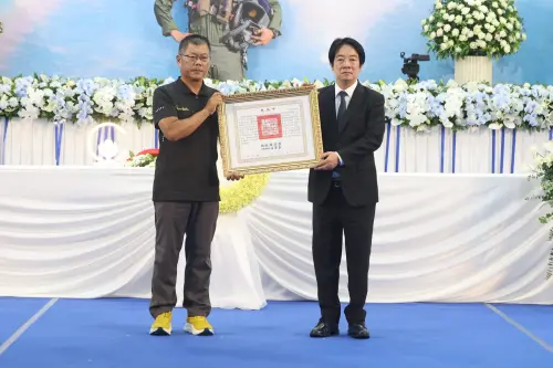 ▲總統賴清德頒贈褒揚令予空軍第五戰術混合聯隊第二十七戰術戰鬥機作戰隊少校戰鬥機飛行官辛柏毅，由其父親代收。（圖／總統府提供）
