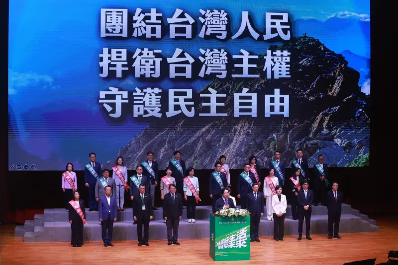    ▲民進黨授戰旗給縣市長選將。（圖／記者葉政勳攝，2026.07.19）  