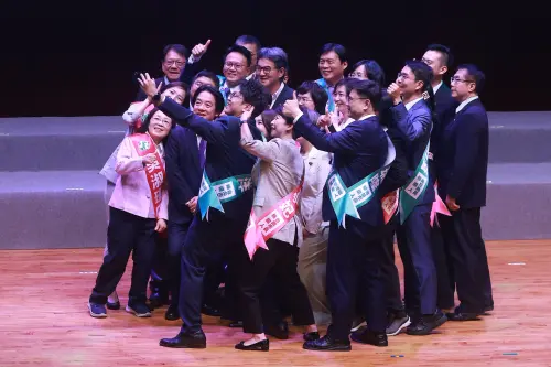 ▲賴清德與選將自拍。（圖／記者葉政勳攝，2026.07.19）