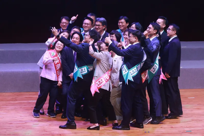    ▲賴清德與選將自拍。（圖／記者葉政勳攝，2026.07.19）  