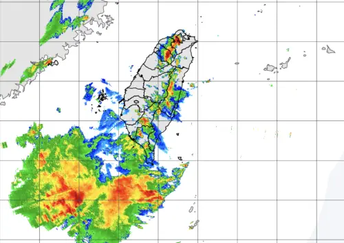 氣象署大雷雨警戒／國家警報響！雙北、桃園雨狂灌　山區嚴防暴雨
