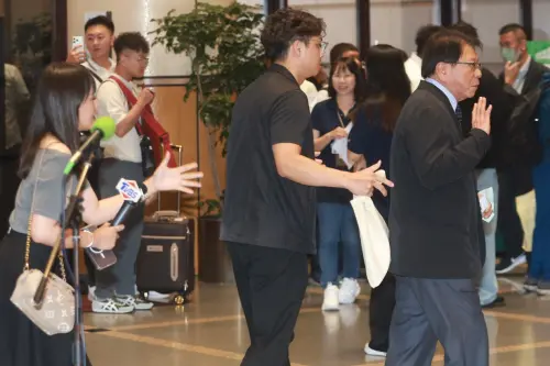 影／狹路相逢！記者衝上前堵麥　潘孟安快步離去：不用來炒新聞