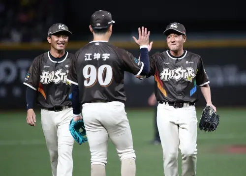 ▲中信兄弟主帥平野惠一（右）不僅與老戰友後藤光尊（左）合演二游防線，還與子弟兵江坤宇完成雙殺。（圖／記者朱永強攝 ,2026.07.19）