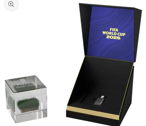 ▲草皮被切割放進壓克力模型中販售。（圖／翻攝自FIFA store）