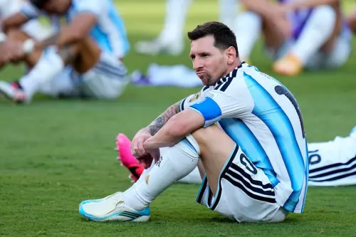 ▲39歲的阿根廷傳奇球星梅西（Lionel Messi）賽後久坐在地上不發一語，世界盃最後一舞遺憾收場。（圖／美聯社／達志影像）