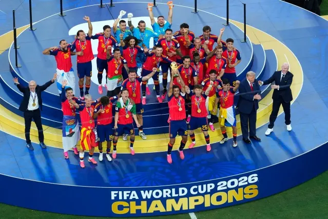 ▲西班牙（如圖）以1比0擊敗阿根廷，拿下本屆世界盃冠軍。FIFA首度將超級盃式中場秀搬進世界盃決賽，賽後卻掀起球迷正反兩極討論。（圖／美聯社／達志影像）