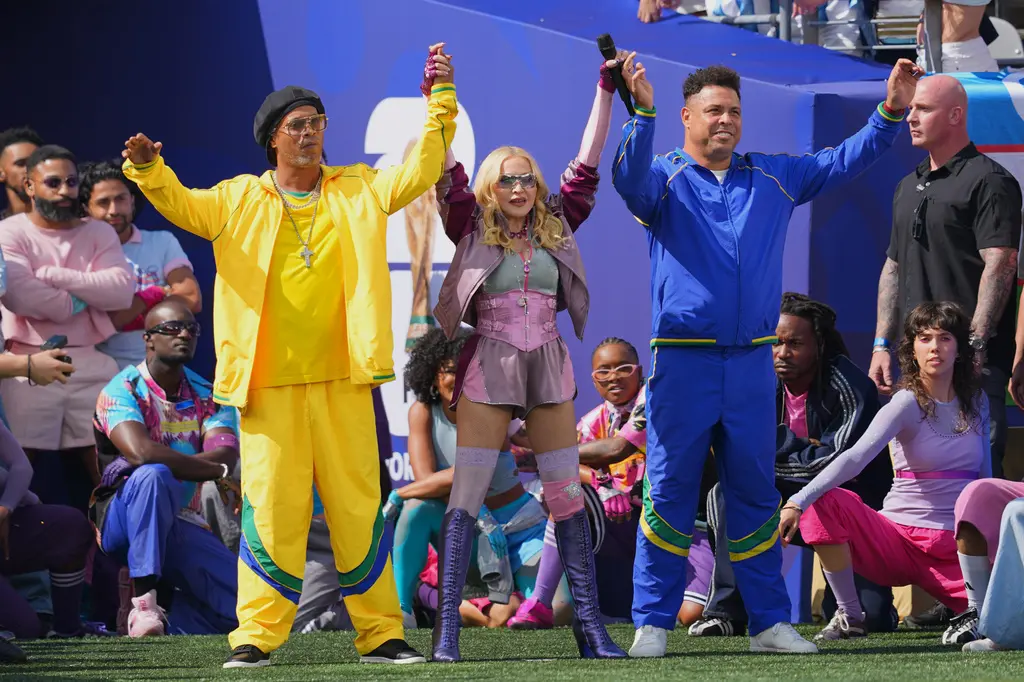 ▲羅納迪諾（Ronaldinho）、瑪丹娜（Madonna）、羅納度（Ronaldo）合作，在世界盃足球賽決賽中場秀帶來精彩表演。（圖／AP美聯社）