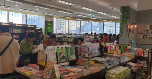 ▲金石堂環球店將營業至8月31日，即起書本出清優惠，吸引大批消費者。（圖／取自金石堂）