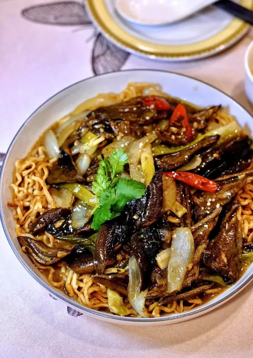▲阿霞飯店的炒鱔魚意麵，也是許多老顧客必點菜色。（圖／記者葉盛耀攝）