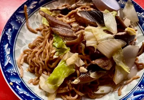 ▲品味炒鱔魚裝潢簡樸，因為好味道吸引在地人青睞。（圖／翻攝Google評論）