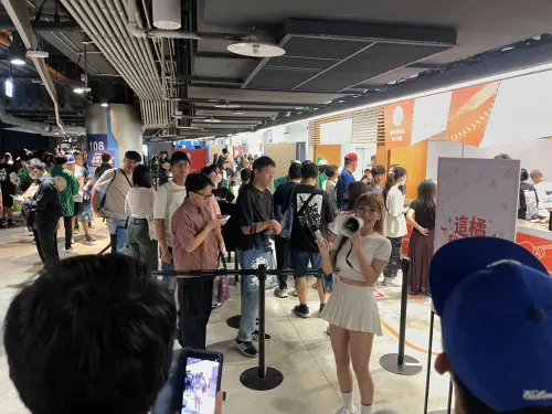 ▲中信兄弟啦啦隊牛奶擔任明星賽橘子攤位一日店長，吸引死忠粉絲前來。（圖／記者林子翔攝）