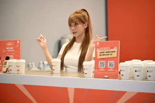 ▲中信兄弟啦啦隊牛奶擔任橘子集團中職明星賽攤位一日店長。（圖／記者林柏年攝）