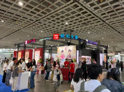 Participants from home and abroad visit booths at BIO Asia–Taiwan 2026. (TCN)