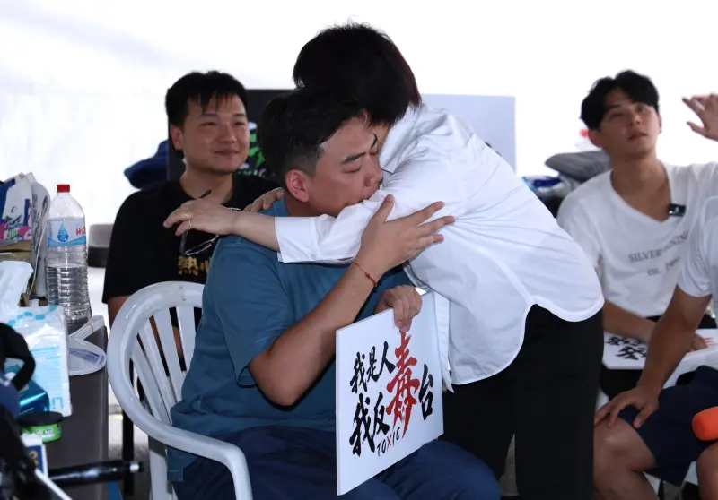   ▲盧秀燕逐一與絕食者「媽媽抱」，為他們加油打氣。（圖／記者朱永強攝，2026.07.20）  