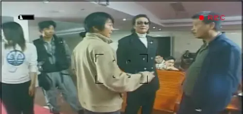 ▲少林足球拍攝時，周星馳身為後輩導演，但他仍一字一句、甚至連情緒轉折的細節都極其嚴格地對謝賢進行提醒與示範。（圖／翻攝畫面）