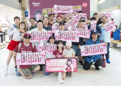 樂天女孩現身大全聯擔任一日店長　乖乖骰子箱掀應援毛巾收藏潮