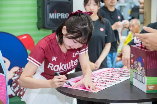 ▲MIKA 全場微笑為每位購買乖乖骰子箱的粉絲簽名，粉絲直呼超親切。（圖／業者提供）