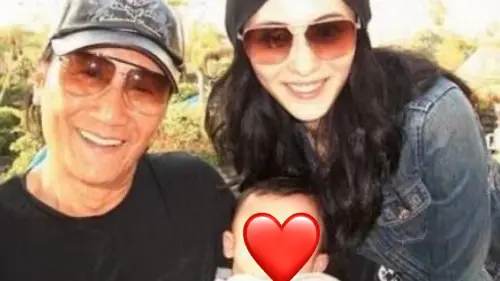 ▲謝賢（左）生前曾經公開大讚張柏芝是「難得的好媳婦」、「最好的兒媳」。（圖／翻攝自微博）