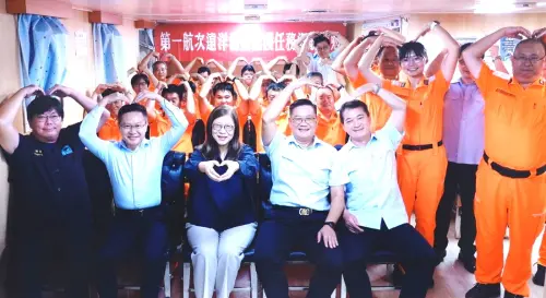 ▲海洋委員會海巡署艦隊分署巡護七號船完成太平洋公海漁業巡護任務，海洋委員會主任委員管碧玲(前排左3)率海域安全處處長陳朝陽(前排左2)、艦隊分署分署長黃宣凱(前排左4)等人到場嘉勉。(圖／海洋委員會提供)