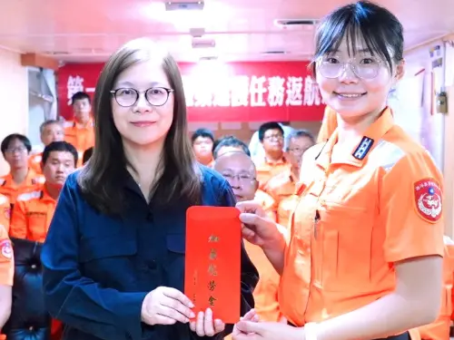 ▲海洋委員會海巡署艦隊分署巡護七號船完成太平洋公海漁業巡護任務，海洋委員會主任委員管碧玲(左)到場頒發加菜慰勞金。(圖／海洋委員會提供)