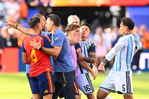 ▲阿根廷中場帕雷德斯（Leandro Paredes）賽後情緒失控毆打西班牙球員，FIFA預計將針對阿根廷球員與教練團的賽後行為展開調查。（圖／美聯社／達志影像）