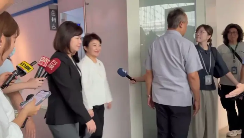    ▲盧秀燕上午提早召開市政會議，快步入場。（圖／記者顏幸如攝，2026.07.21）  